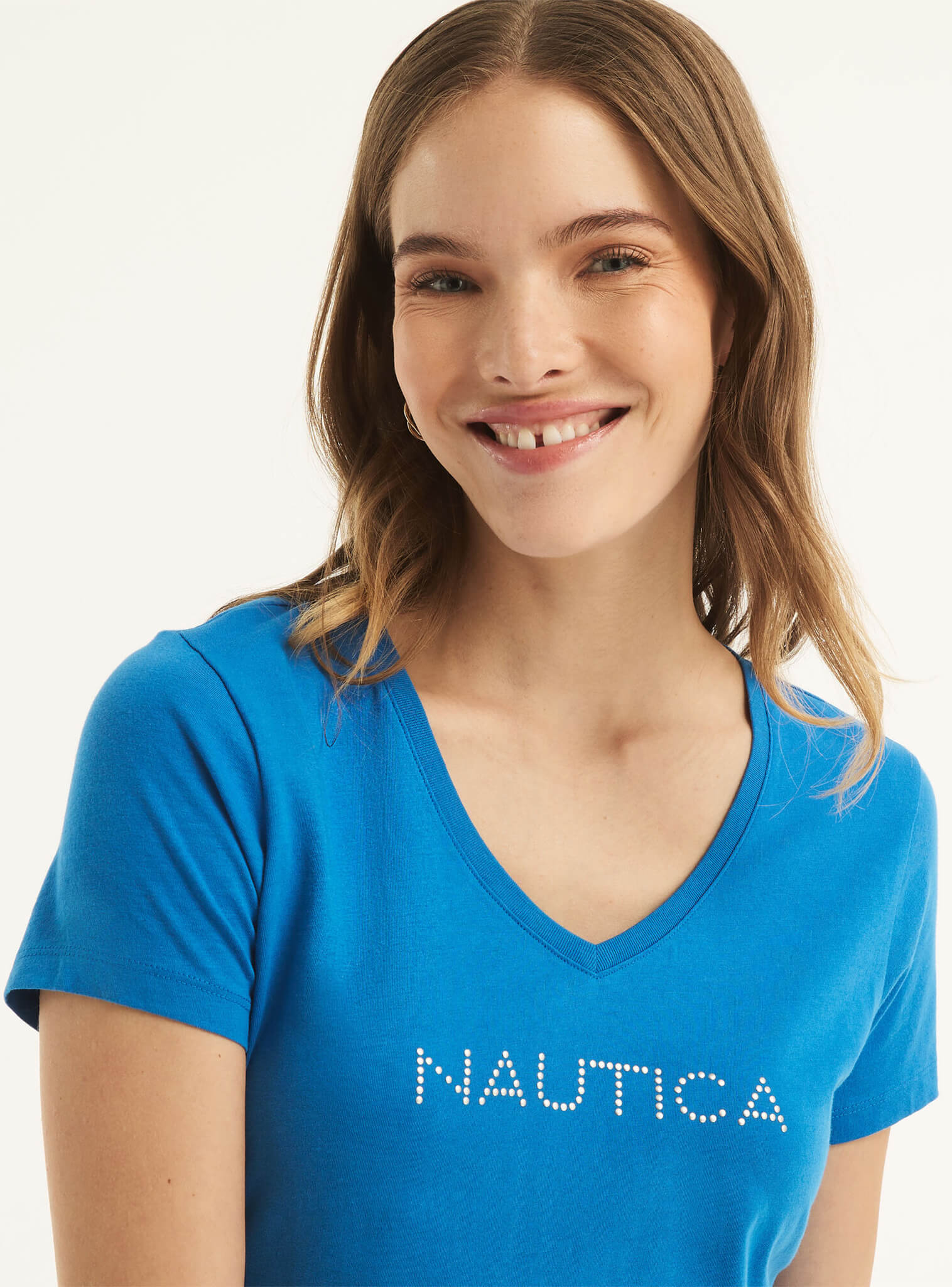 Polera Manga Corta Logo Cuello V Celeste Sustainably Crafted Mujer