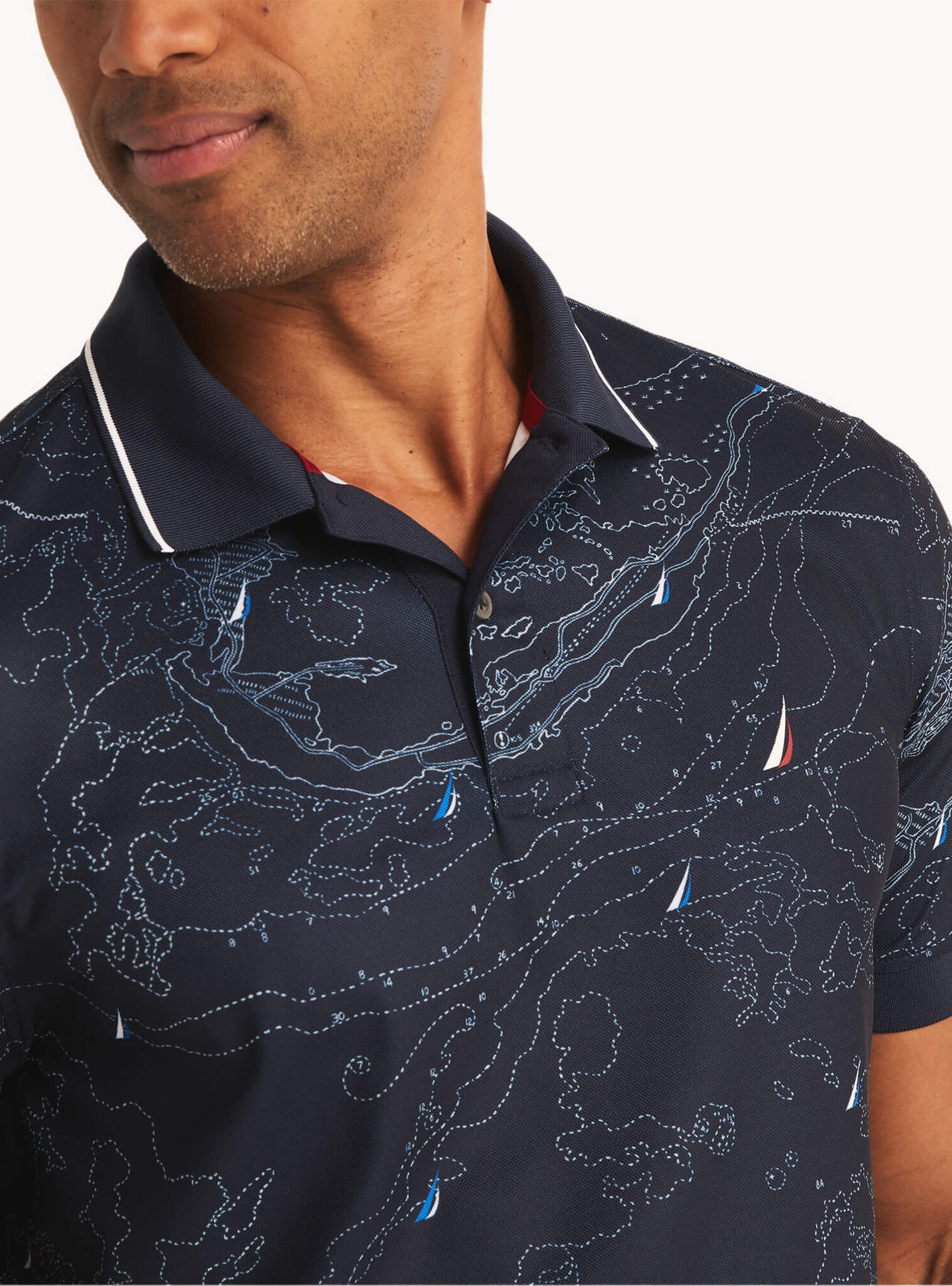 Polera Manga Corta Con Cuello Print Navtech Sustainably Crafted Hombre